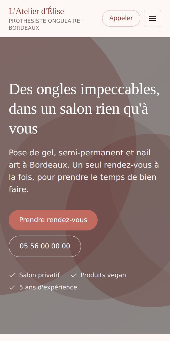 Exemple : le site d'une prothésiste ongulaire, affiché sur un téléphone